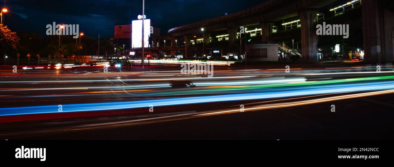 Panoramaaufnahmen von Lichtpfaden im Auto auf einer Straße bei Nacht in Bangkok, Thailand Stockfoto