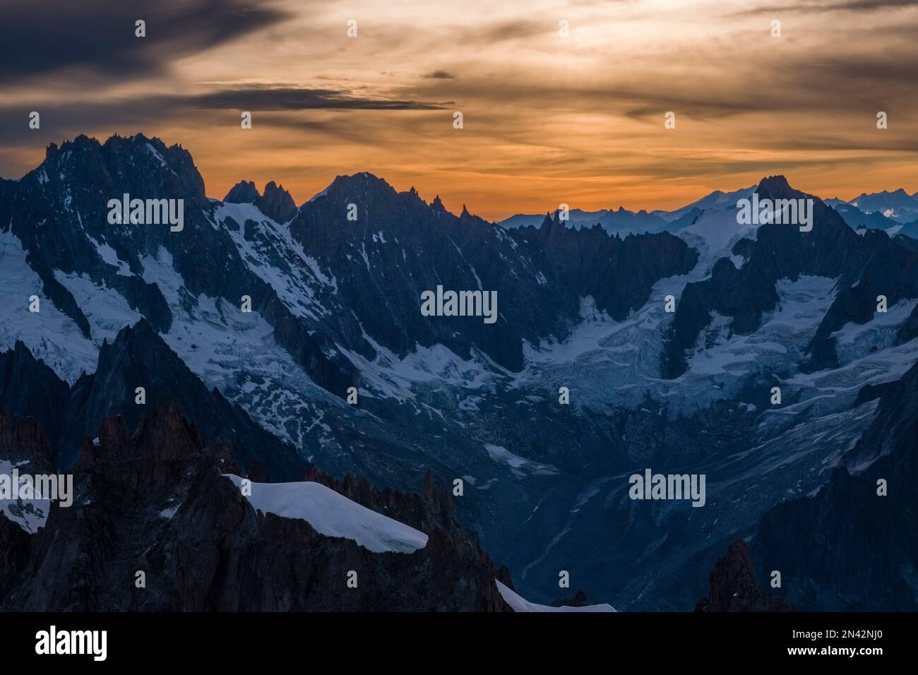 Blick von Aiguille du Midi auf die Gipfel des östlichen Mont Blanc-Massivs, mit Aiguille Verte und Signal Vallot bei Sonnenaufgang. Stockfoto