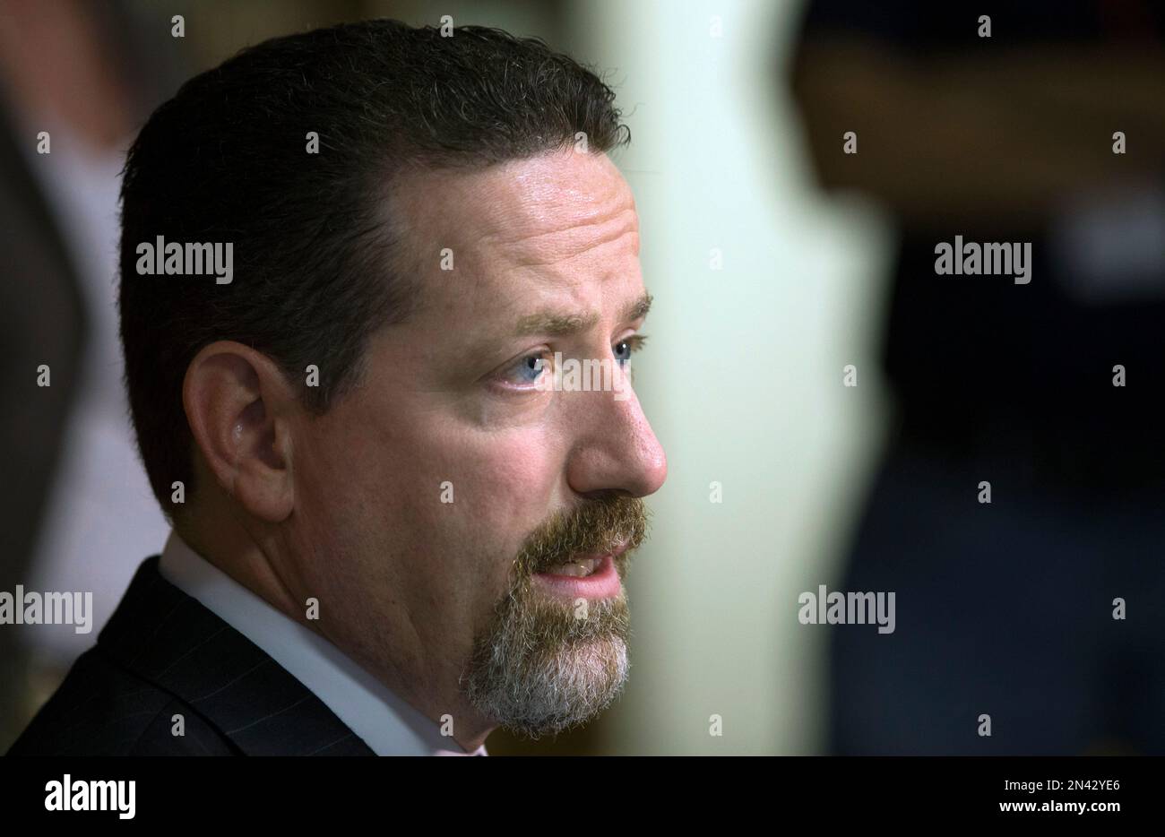 Montgomery County First Assistant District Attorney Phil Grant answers a question about the indictment against Minnesota Vikings running back Adrian Peterson Saturday, Sept. 13, 2014, in Conroe, Texas. Peterson was indicted in Texas for using a branch to spank one of his sons. He turned himself in early Saturday at a jail in Montgomery County and was processed and released. (AP Photo/David J. Phillip) Stockfoto
