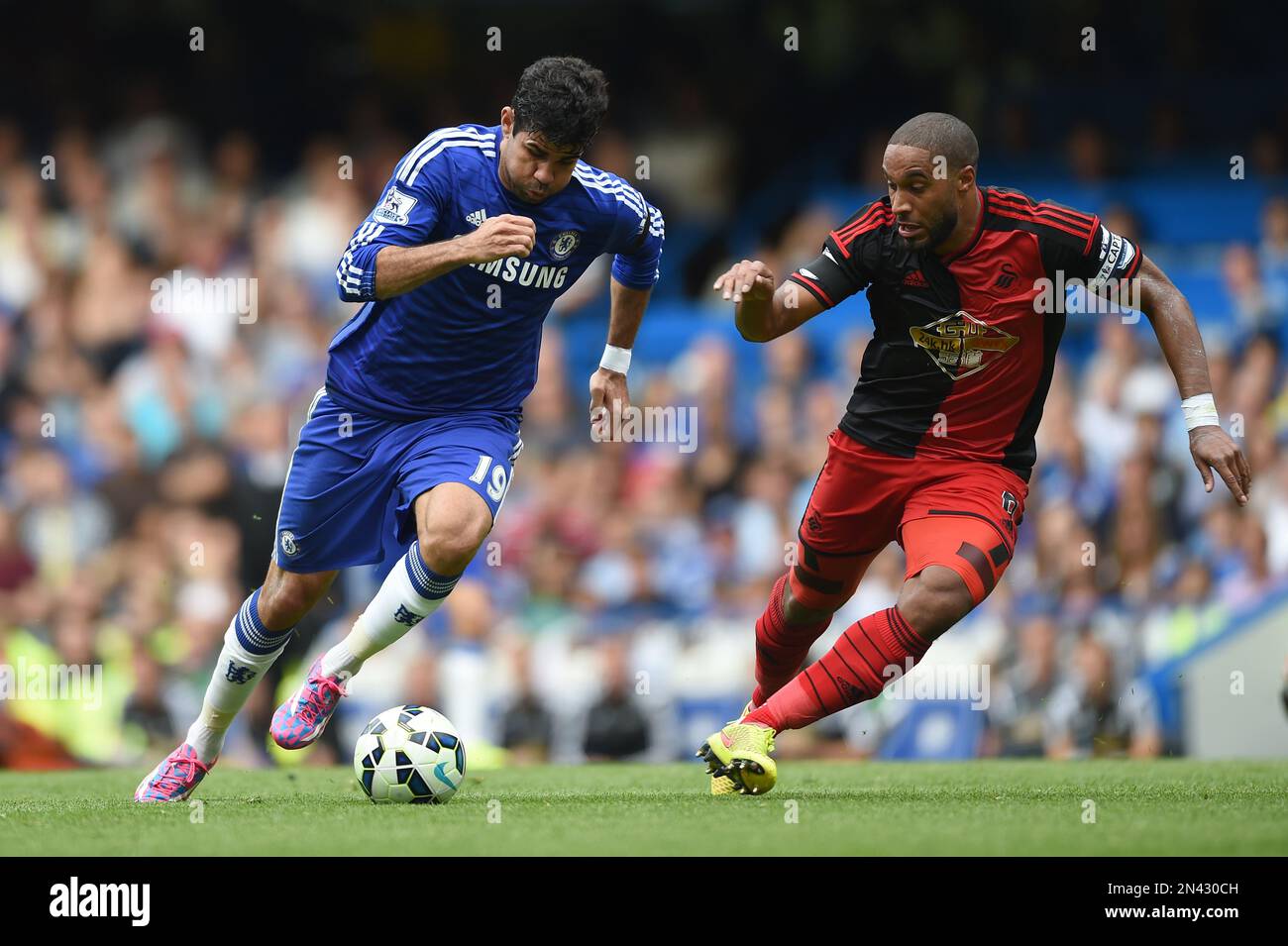 Chelsea’s Diego Costa, left, competes for the ball with Swansea City’s Ashley Williams during their English Premier League soccer match at Stamford Bridge, London, Saturday, Sept. 13, 2014. (AP Photo/Tim Ireland) Stockfoto