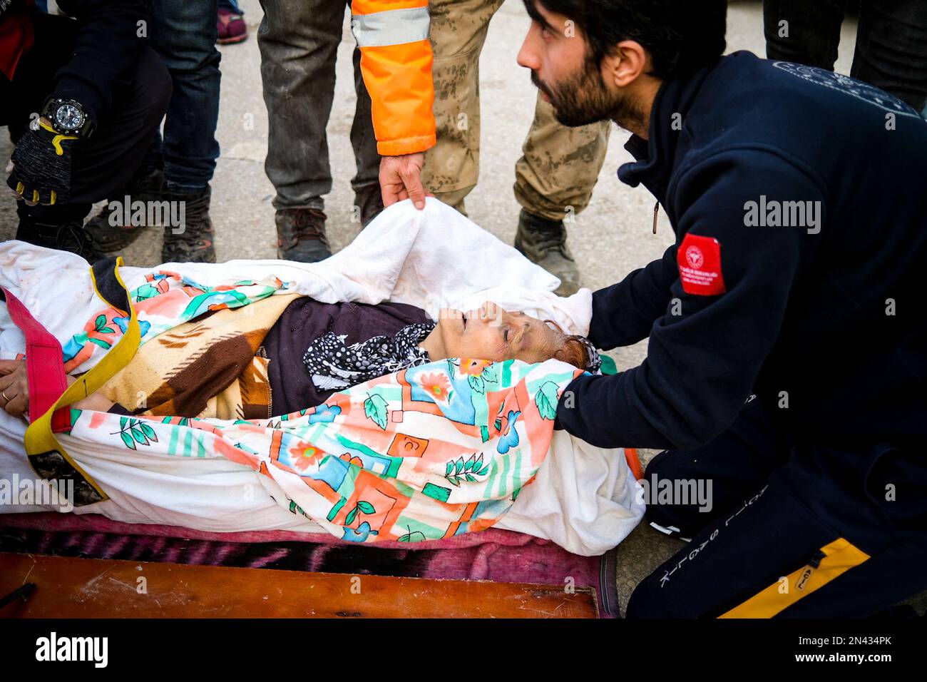 Hatay, Truthahn. 08. Februar 2023. Eine 65-jährige Frau, die aus den Trümmern gezogen wurde, wird in den Krankenwagen getragen. Die Menschen bitten um mehr Hilfe im Antakya-Viertel Hatay, einer der Städte, in denen die größten Trümmer erlebten. Die Türkei erlebte das größte Erdbeben dieses Jahrhunderts in der Grenzregion zu Syrien. Das Erdbeben wurde bei 7,7 gemessen. (Foto: Murat Kocabas/SOPA Images/Sipa USA) Guthaben: SIPA USA/Alamy Live News Stockfoto