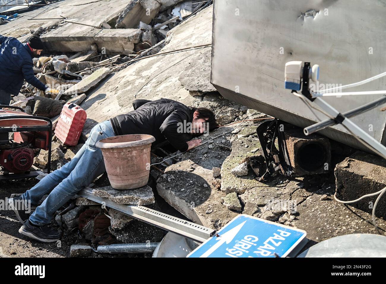 Hatay, Antakya, Türkei. 1. Januar 2020. Ein Mann legt sein Ohr in die Trümmer, für den Fall, dass jemand gefangen ist. Die Menschen bitten um mehr Hilfe im Antakya-Viertel Hatay, einer der Städte, in denen die größten Trümmer erlebten. Die Türkei erlebte das größte Erdbeben dieses Jahrhunderts in der Grenzregion zu Syrien. Das Erdbeben wurde bei 7,7 gemessen. (Kreditbild: © Murat Kocabas/SOPA Images via ZUMA Press Wire) NUR REDAKTIONELLE VERWENDUNG! Nicht für den kommerziellen GEBRAUCH! Stockfoto