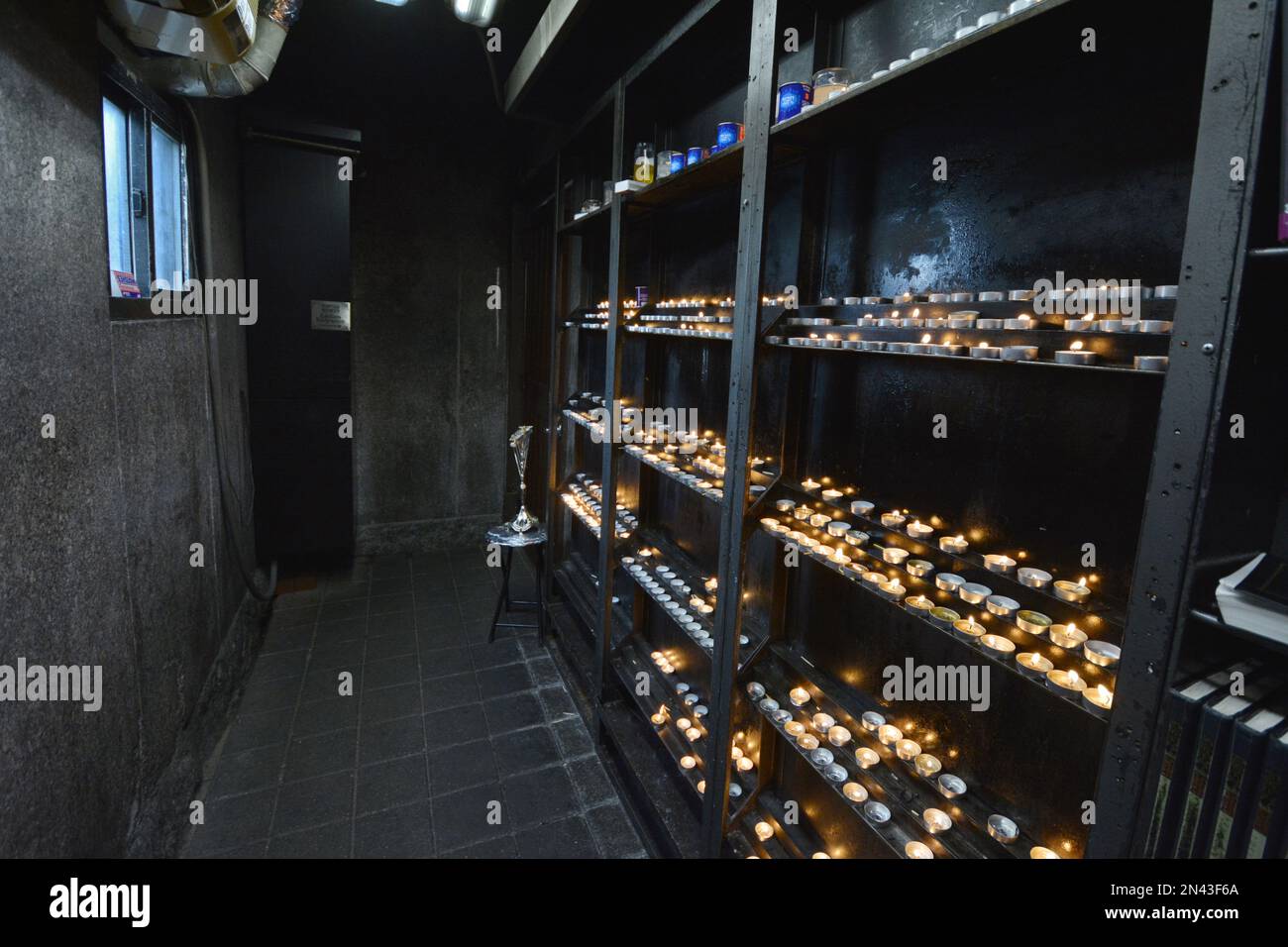 In Ohel, der Grabstätte der letzten 3 Lubavitcher Rebbes, zünden Gläubige eine Kerze an, bevor sie den heiligen Raum betreten und persönliche Gebete aufsagen. Stockfoto