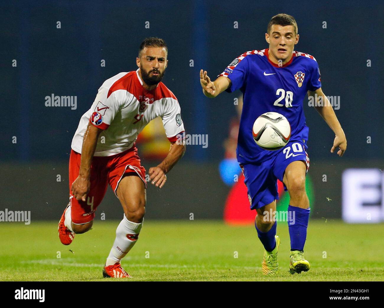 Malta's Michael Mifsud, left, fights for the ball with Croatia's Mateo Kovacic during the Euro 2016 qualifying match between Croatia and Malta, at Maksimir stadium, in Zagreb, Croatia, Tuesday, Sept. 9, 2014. (AP Photo/Darko Bandic) Stockfoto