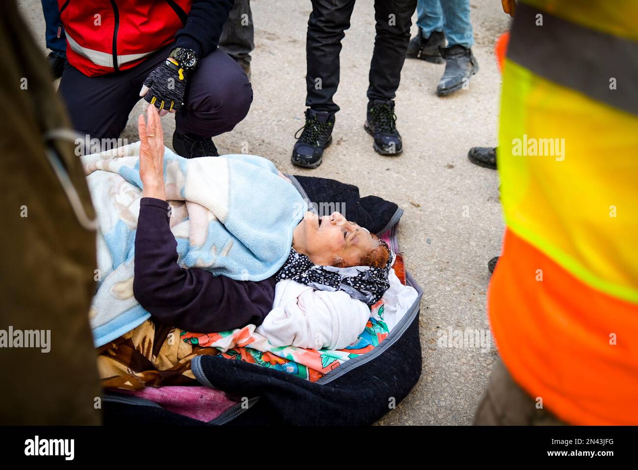 Hatay, Antakya, Türkei. 1. Januar 2020. Eine 65-jährige Frau, die aus den Trümmern gezogen wurde, ruht sich auf dem Boden aus, bevor sie zum Krankenwagen getragen wird. Die Menschen bitten um mehr Hilfe im Antakya-Viertel Hatay, einer der Städte, in denen die größten Trümmer erlebten. Die Türkei erlebte das größte Erdbeben dieses Jahrhunderts in der Grenzregion zu Syrien. Das Erdbeben wurde bei 7,7 gemessen. (Kreditbild: © Murat Kocabas/SOPA Images via ZUMA Press Wire) NUR REDAKTIONELLE VERWENDUNG! Nicht für den kommerziellen GEBRAUCH! Stockfoto