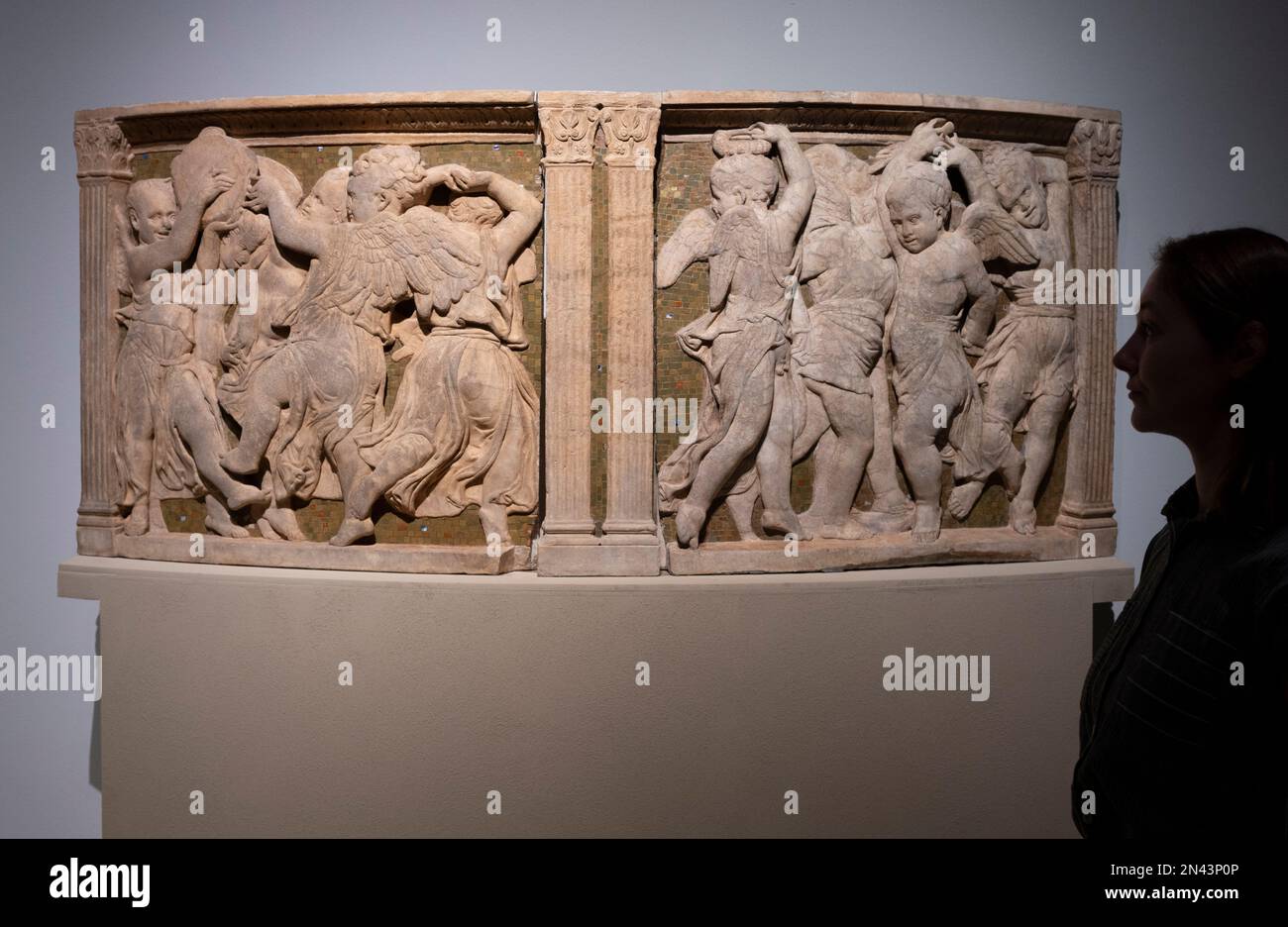 V&A, LONDON, GROSSBRITANNIEN. 8. Februar 2023 Donatello: Skulpting the Renaissance (11. Februar bis 11. Juni 2023) ist die erste große Ausstellung in Großbritannien, in der seine Talente untersucht wurden. Rund 130 Objekte, darunter Schlüsselwerke des Masters selbst, ausgewählte Werke von Zeitgenossen und eine erhebliche Anzahl von Objekten aus den V&A-eigenen Sammlungen. Motiv: Donatello, zwei Tafeln mit tanzenden Spiritelli von der Kanzel der Kathedrale von Prato, 1433. Victoria and Albert Museum, London. Kredit: Ma Stockfoto