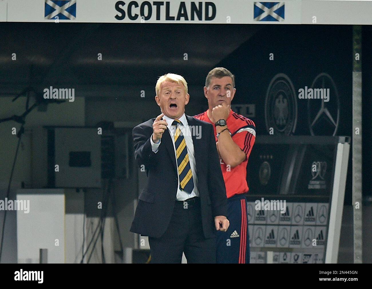 Scotland's manager Gordon Strachan gestures to his players during the Euro 2016 soccer qualifying group D match between Germany and Scotland in Dortmund, Germany, Sunday, Sept. 7, 2014. (AP Photo/Martin Meissner) Stockfoto