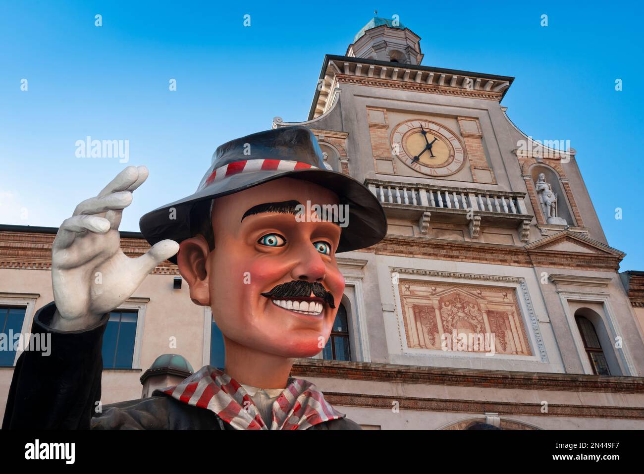 Italien, Lombardei, Crema, Karneval, allegorischer Float Gaget Typische Crema-Maske Hintergrund Torrazzo Alter Turm Stockfoto