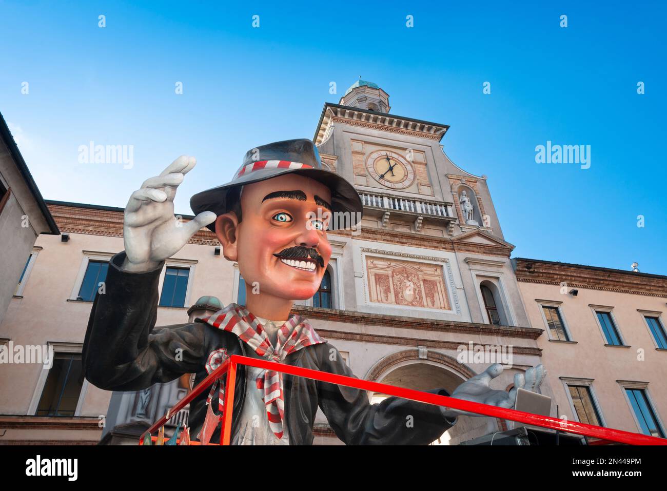 Italien, Lombardei, Crema, Karneval, allegorischer Float Gaget Typische Crema-Maske Hintergrund Torrazzo Alter Turm Stockfoto