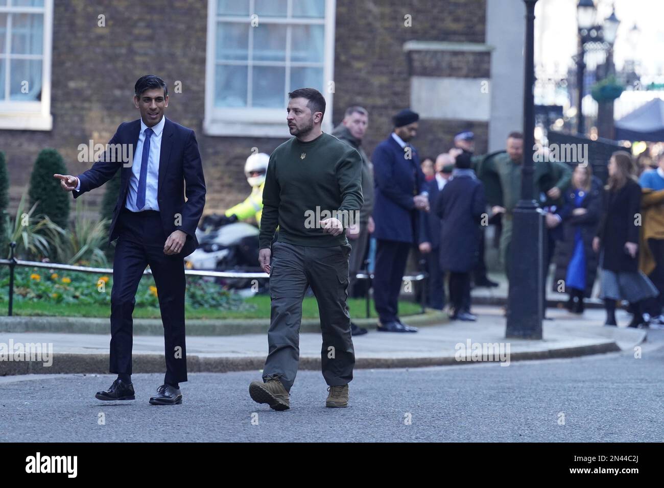 Ukrainischer Präsident Volodymyr Zelensky vor der Downing Street 10, London, im Vorfeld eines bilateralen Treffens mit Premierminister Rishi Sunak während seines ersten Besuchs im Vereinigten Königreich seit der russischen Invasion in der Ukraine. Bilddatum: Mittwoch, 8. Februar 2023. Stockfoto