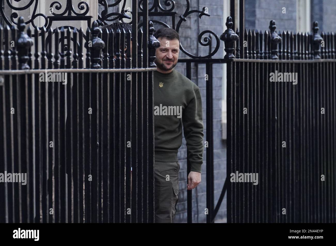 Ukrainischer Präsident Volodymyr Zelensky vor der Downing Street 10, London, im Vorfeld eines bilateralen Treffens mit Premierminister Rishi Sunak während seines ersten Besuchs im Vereinigten Königreich seit der russischen Invasion in der Ukraine. Bilddatum: Mittwoch, 8. Februar 2023. Stockfoto