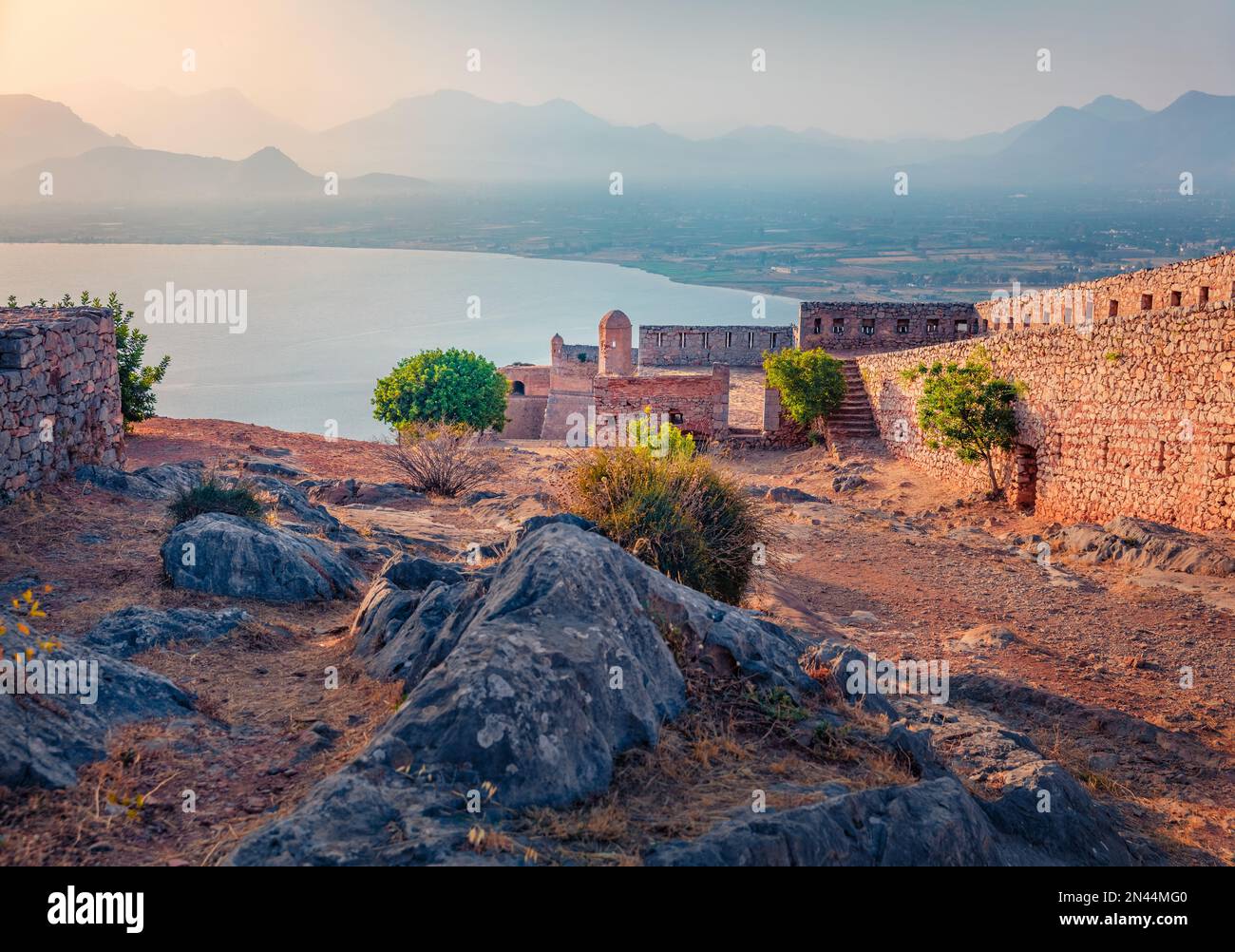 Sonnenuntergang in der Festung Palamidi. Malerische Abendszene der Halbinsel Peloponnes, Griechenland, Europa. Farbenfrohe Sommerlandschaft des Myrtoischen Meeres. Auf Reisen Stockfoto