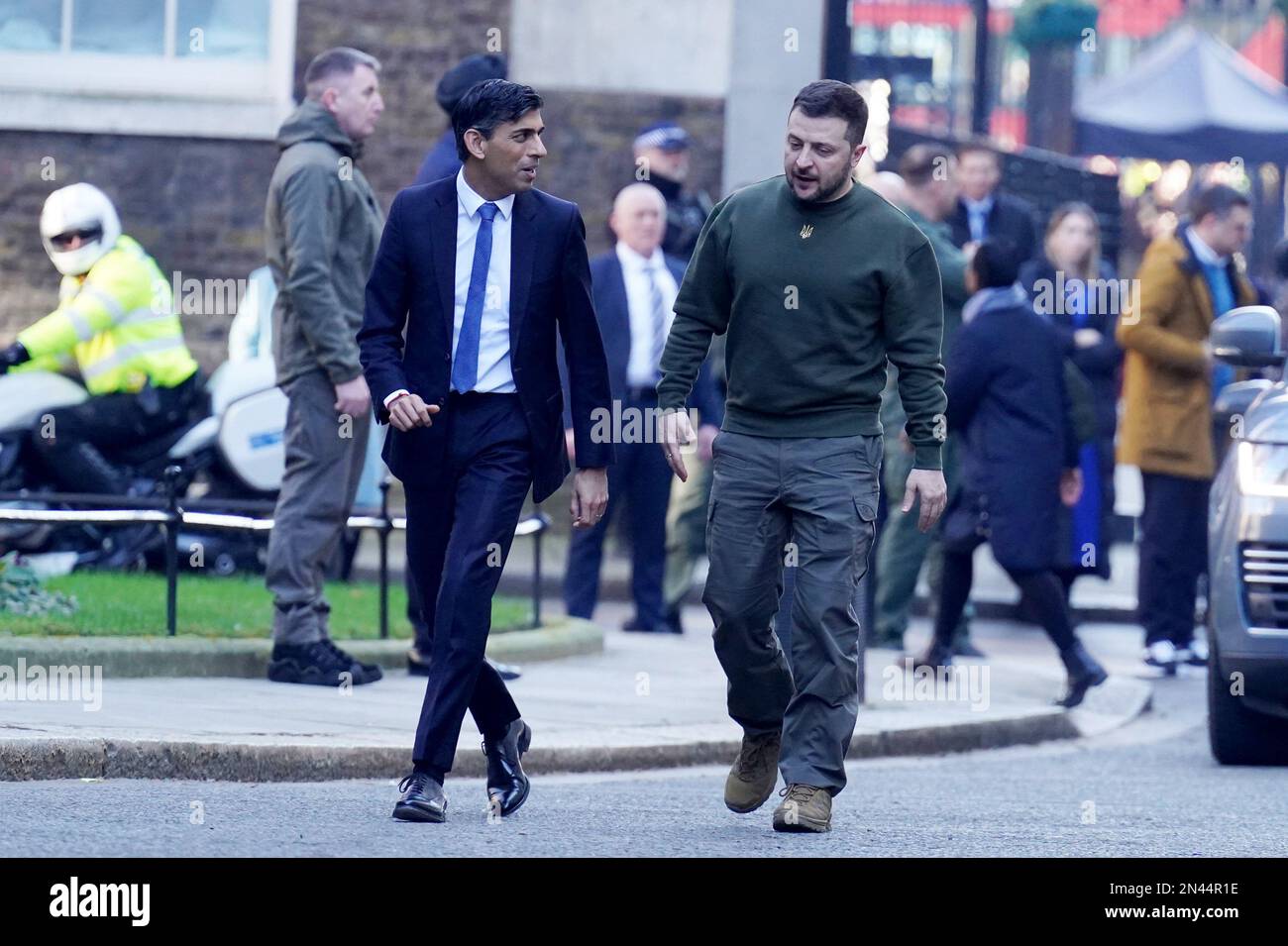 Ukrainischer Präsident Volodymyr Zelensky vor der Downing Street 10, London, im Vorfeld eines bilateralen Treffens mit Premierminister Rishi Sunak während seines ersten Besuchs im Vereinigten Königreich seit der russischen Invasion in der Ukraine. Bilddatum: Mittwoch, 8. Februar 2023. Stockfoto