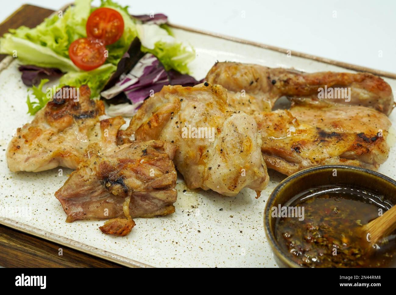 Gegrilltes Hühnchen vom Bauernhof im mediterranen Restaurant Stockfoto