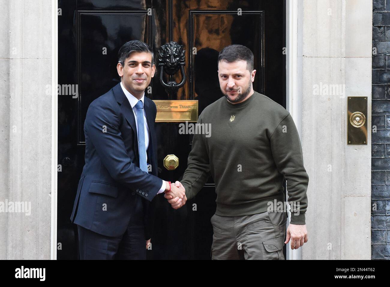 London, Großbritannien. 8. Februar 2023. Der ukrainische Präsident Volodymyr Zelensky besucht das Vereinigte Königreich überraschend, zum ersten Mal seit der Invasion seines Landes durch Russland im Jahr 2022, um ein Treffen mit dem Premierminister des Vereinigten Königreichs Rishi Sunak in der Downing Street abzuhalten. Kredit: MARTIN DALTON/Alamy Live News Stockfoto