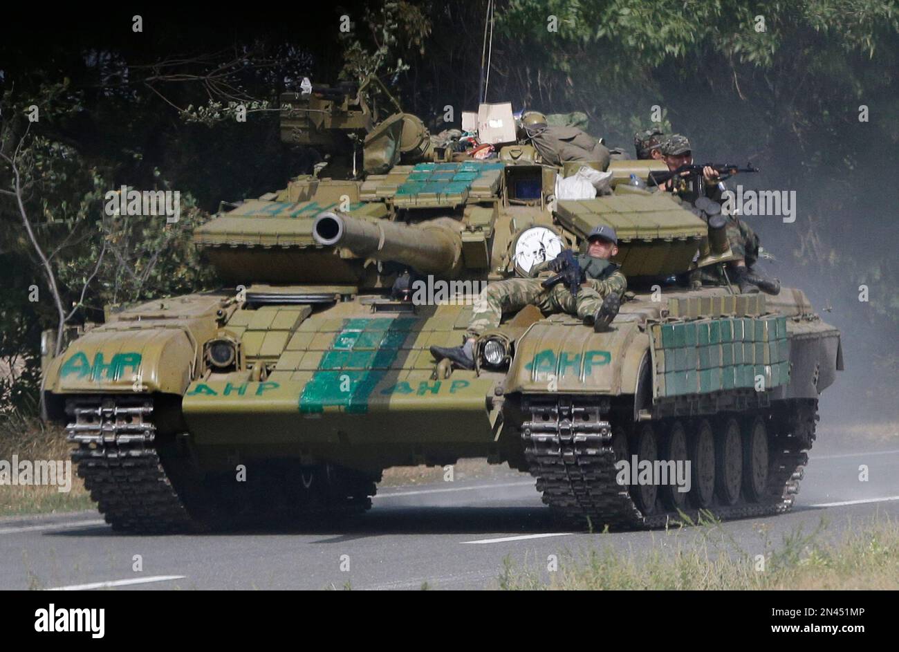 Pro-Russian rebels ride on a tank near the village of Berezove, eastern Ukraine, Thursday, Sept. 4, 2014, after a clash between pro-government troops and Russian-backed separatist militia. Separatist rebels have made major strides in their offensive against Ukrainian government forces in recent days, drawing on what Ukraine and NATO says is ample support from the Russian military. (AP Photo/Sergei Grits) Stockfoto