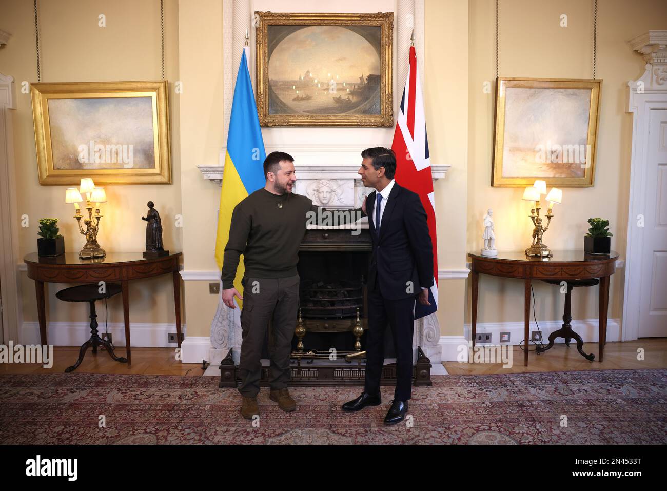 Ukrainischer Präsident Wolodymyr Zelensky mit Premierminister Rishi Sunak in der Downing Street 10, London, im Vorfeld eines bilateralen Treffens während seines ersten Besuchs im Vereinigten Königreich seit der russischen Invasion in der Ukraine. Bilddatum: Mittwoch, 8. Februar 2023. Stockfoto