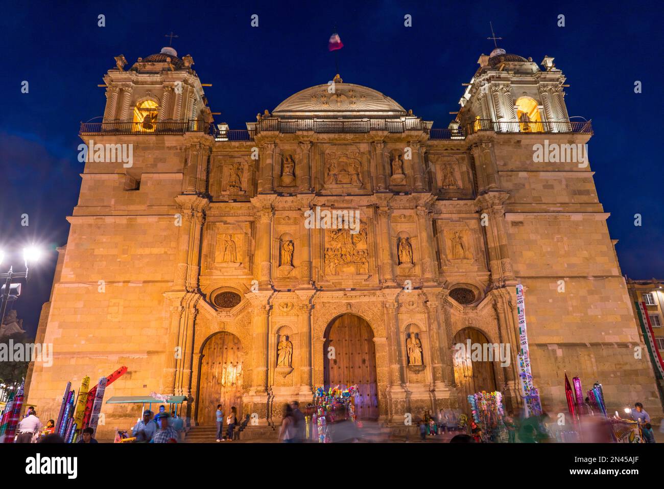 Die Kathedrale von Oaxaca, oder die Kathedrale der Himmelfahrt, auf der Alameda de Leon in Oaxaca, Mexiko, beleuchtet in der Dämmerung. Eine UNESCO-Weltherita Stockfoto