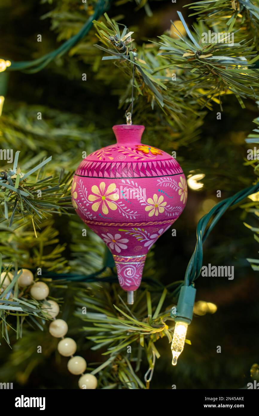 Eine handgemalte Weihnachtsdekoration aus Oaxaca, Mexiko auf einem Weihnachtsbaum in einem Haus in den Vereinigten Staaten. Die Dekoration ist in Alebrije-Stall gestrichen Stockfoto