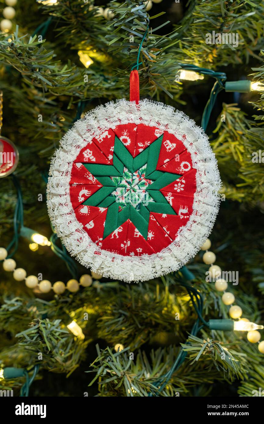 Ein handgemachter Weihnachtsstern auf einem Weihnachtsbaum in einem Haus in den Vereinigten Staaten. Stockfoto
