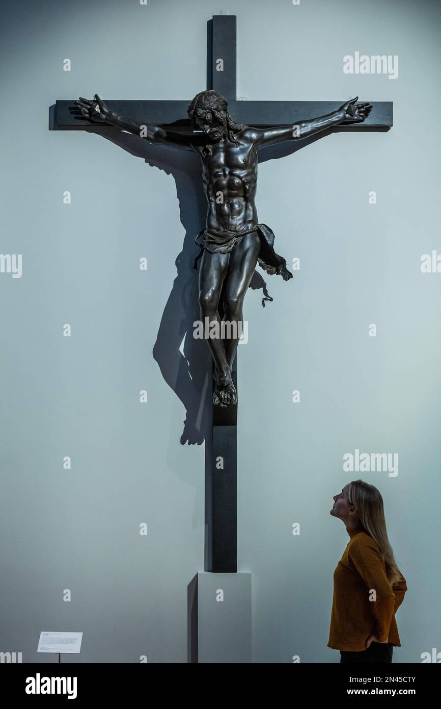 London, Großbritannien. 8. Februar 2023. Donatello's Crucifix, 1444-49 - Donatello: Skulpturen der Renaissance in der Sainsbury Gallery im Victoria and Albert Museum. Es ist die erste große Ausstellung in Großbritannien, auf der seine Talente untersucht wurden. Es besteht aus rund 130 Objekten, einschließlich der wichtigsten Werke des Meisters selbst, ausgewählten Werken von Donatellos Zeitgenossen und einer erheblichen Anzahl von Objekten aus den V&A-eigenen Sammlungen - einschließlich der umfangreichsten Bestände an italienischer Renaissance-Skulptur außerhalb Italiens. Kredit: Guy Bell/Alamy Live News Stockfoto