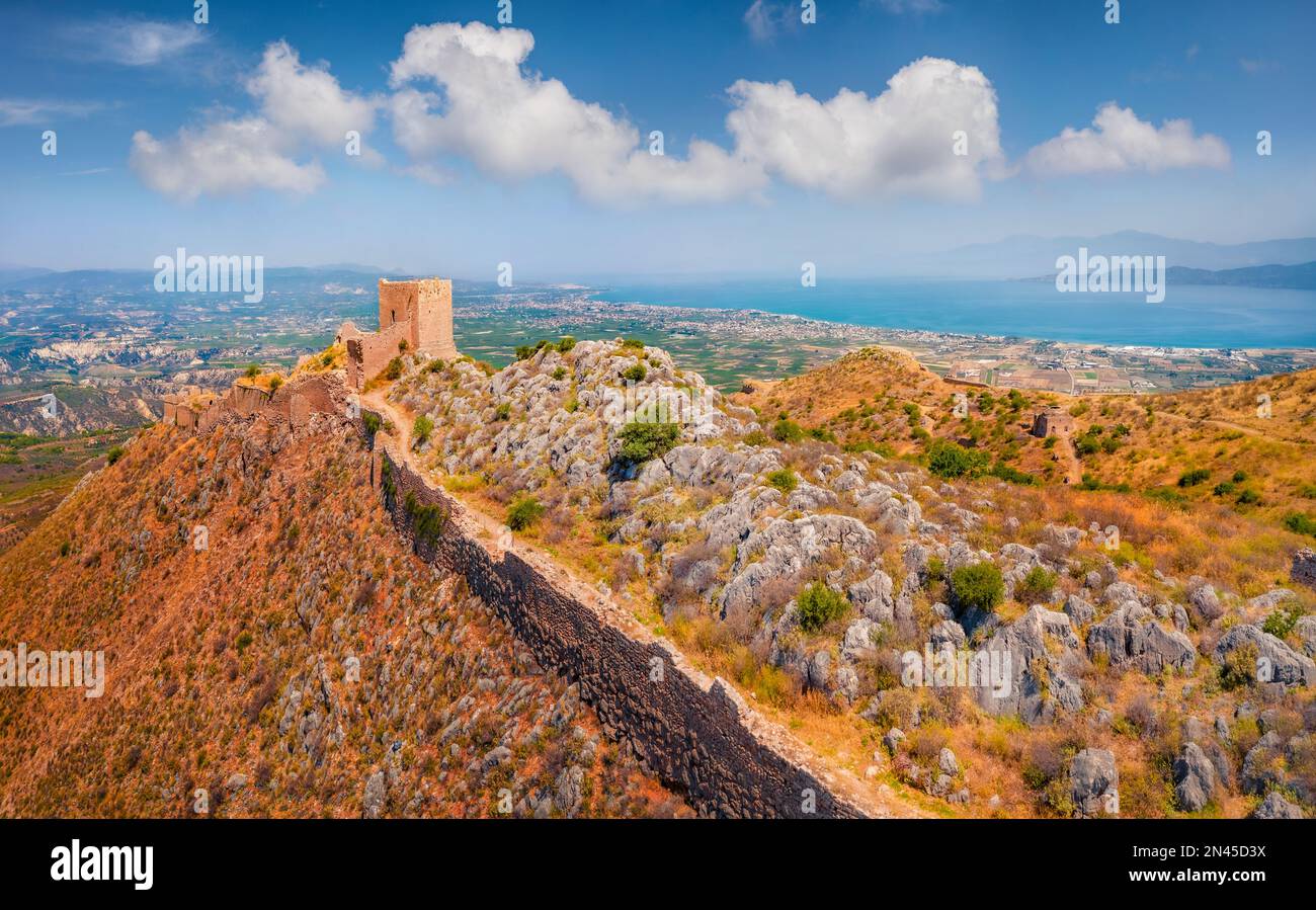 Farbenfroher Sommerblick auf den historischen Ort Akrocorinth. Wunderschöne Außenlandschaft Griechenlands, Europas. Hintergrund des Reisekonzepts. Leuchtende Meereslandschaft von Med Stockfoto