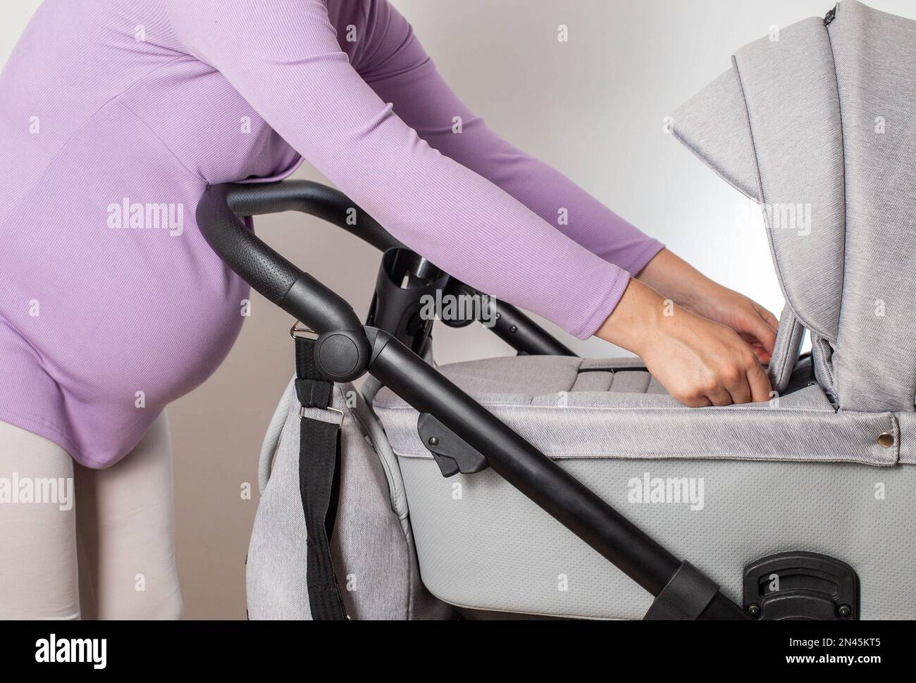 Mutter whlt fr ihr zuknftiges Baby im Laden einen Kinderwagen aus.  Moderne, komfortable Trafos fr Kinderwagen in Europa 3-in-1 fr Kinder.  Nahaufnahme Stockfotografie - Alamy