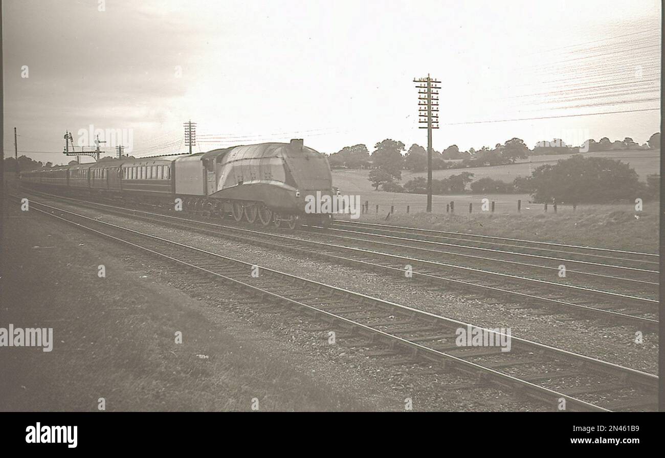 LNER Gresley A4 Klasse 4-6-2 Pacific Dampflokomotive Nr. 2510 "Quicksilver" in Garter Blue Lackierung in einem Express-Passagierzug in etwa 1939 Stockfoto