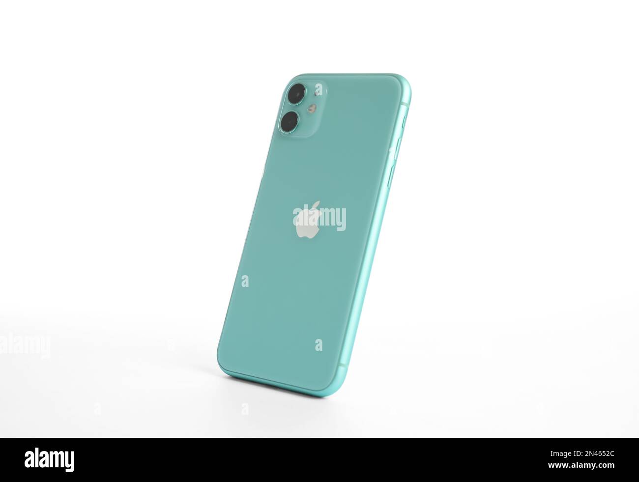 MYKOLAIV, UKRAINE - 9. JULI 2020: Grünes iPhone 11 isoliert auf Weiß Stockfoto