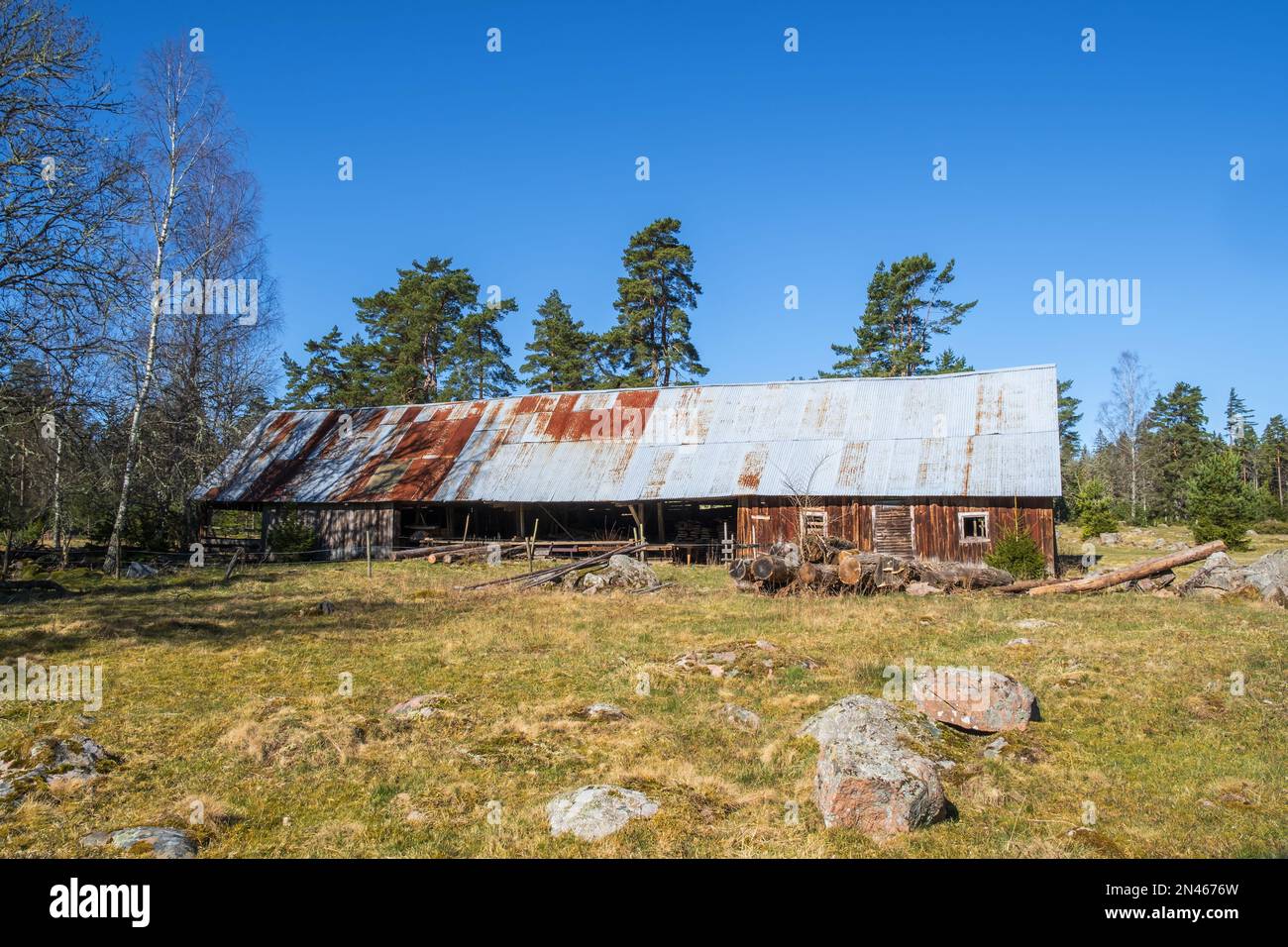 Alte verlassene Scheune an einer Wiese im Wald Stockfoto