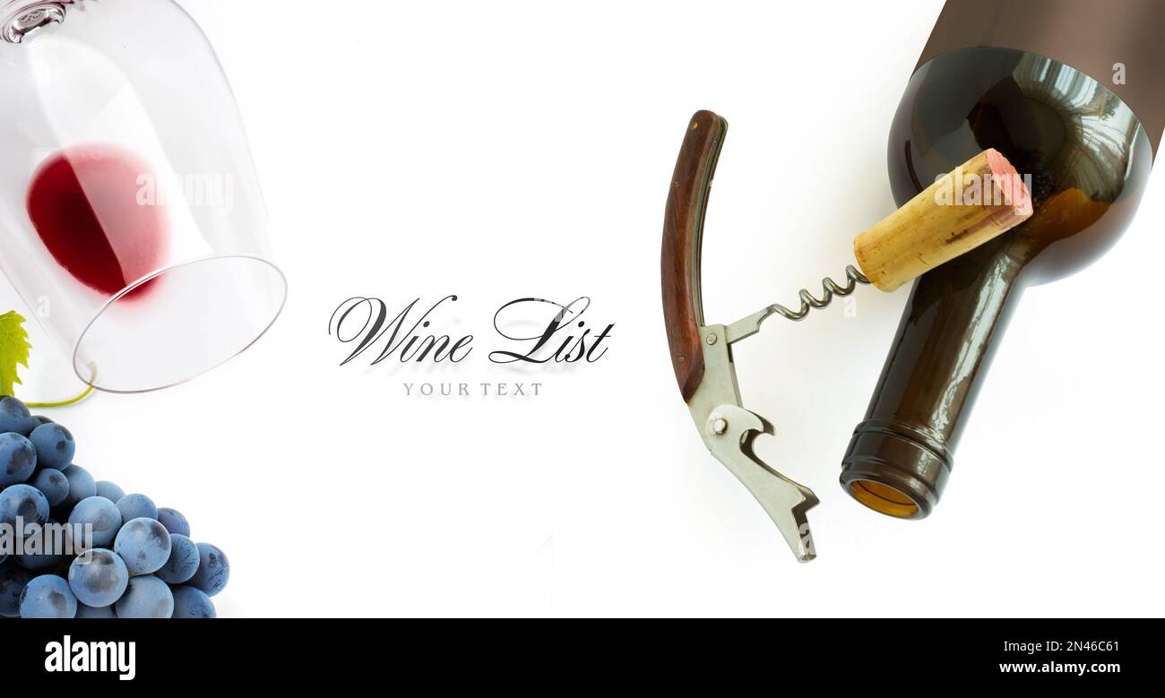 Flaschen Rotwein mit alten Korkenziehern und einem Korken auf weißem Hintergrund. Designelement für Weinkarte oder Weinprobe; Weinglas und ein paar schwarze weins Stockfoto