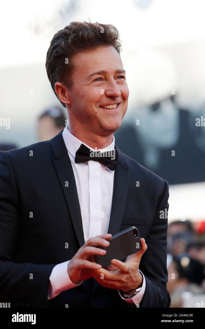 Actor Edward Norton smiles after taking a photograph of director Alejandro Gonzalez Inarritu as they arrive for the screening of Birdman during the opening for the 71st edition of the Venice Film Festival in Venice, Italy, Wednesday, Aug. 27, 2014. The 71st edition of the festival opens on Wednesday, Aug. 27th and runs until Sept. 6. (AP Photo/David Azia) Stockfoto