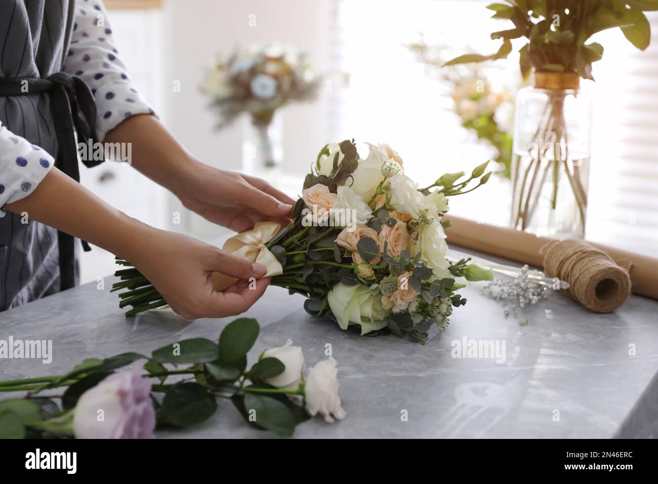 Blumenstrauß am hellgrauen Marmortisch, Nahaufnahme Stockfoto