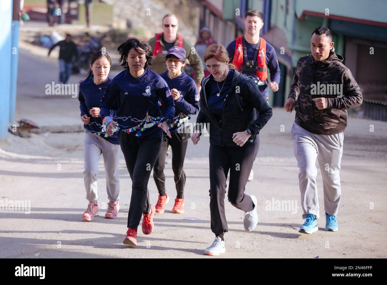 Kathmandu, Nepal. 08. Februar 2023. Samantha Power, die Leiterin der US-amerikanischen Agentur für internationale Zusammenarbeit USAID, läuft mit der nepalesischen Testläuferin Mira Rai und ihrem Team bei Trail Running Trails, Jugdol. USAID Trade and Competitiveness, eine mit $18,9 Mio. EUR ausgestattete Tätigkeit, unterstützt den Privatsektor und kleine Unternehmen bei der Mobilisierung von Investitionen in Nepal, um dessen Wettbewerbsfähigkeit zu steigern, wobei die Sektoren mit hohem Potenzial, Tourismus, Agrarverarbeitung und digitale Dienstleistungen, im Mittelpunkt stehen. Kredit: SOPA Images Limited/Alamy Live News Stockfoto