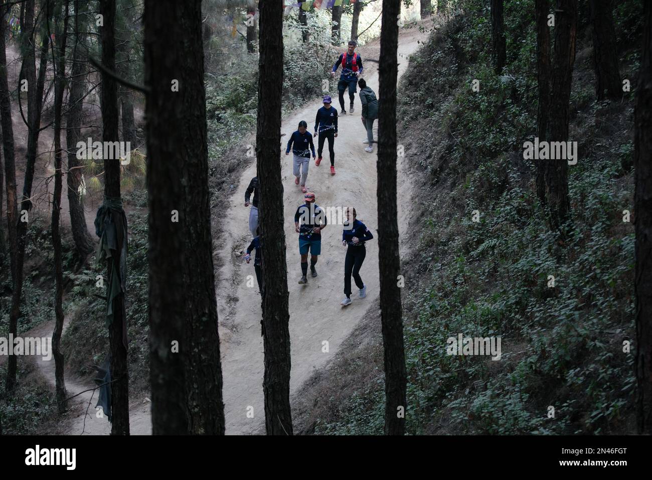 Kathmandu, Nepal. 08. Februar 2023. Samantha Power, die Leiterin der US-amerikanischen Agentur für internationale Zusammenarbeit USAID, läuft mit der nepalesischen Testläuferin Mira Rai und ihrem Team bei Trail Running Trails, Jugdol. USAID Trade and Competitiveness, eine mit $18,9 Mio. EUR ausgestattete Tätigkeit, unterstützt den Privatsektor und kleine Unternehmen bei der Mobilisierung von Investitionen in Nepal, um dessen Wettbewerbsfähigkeit zu steigern, wobei die Sektoren mit hohem Potenzial, Tourismus, Agrarverarbeitung und digitale Dienstleistungen, im Mittelpunkt stehen. Kredit: SOPA Images Limited/Alamy Live News Stockfoto