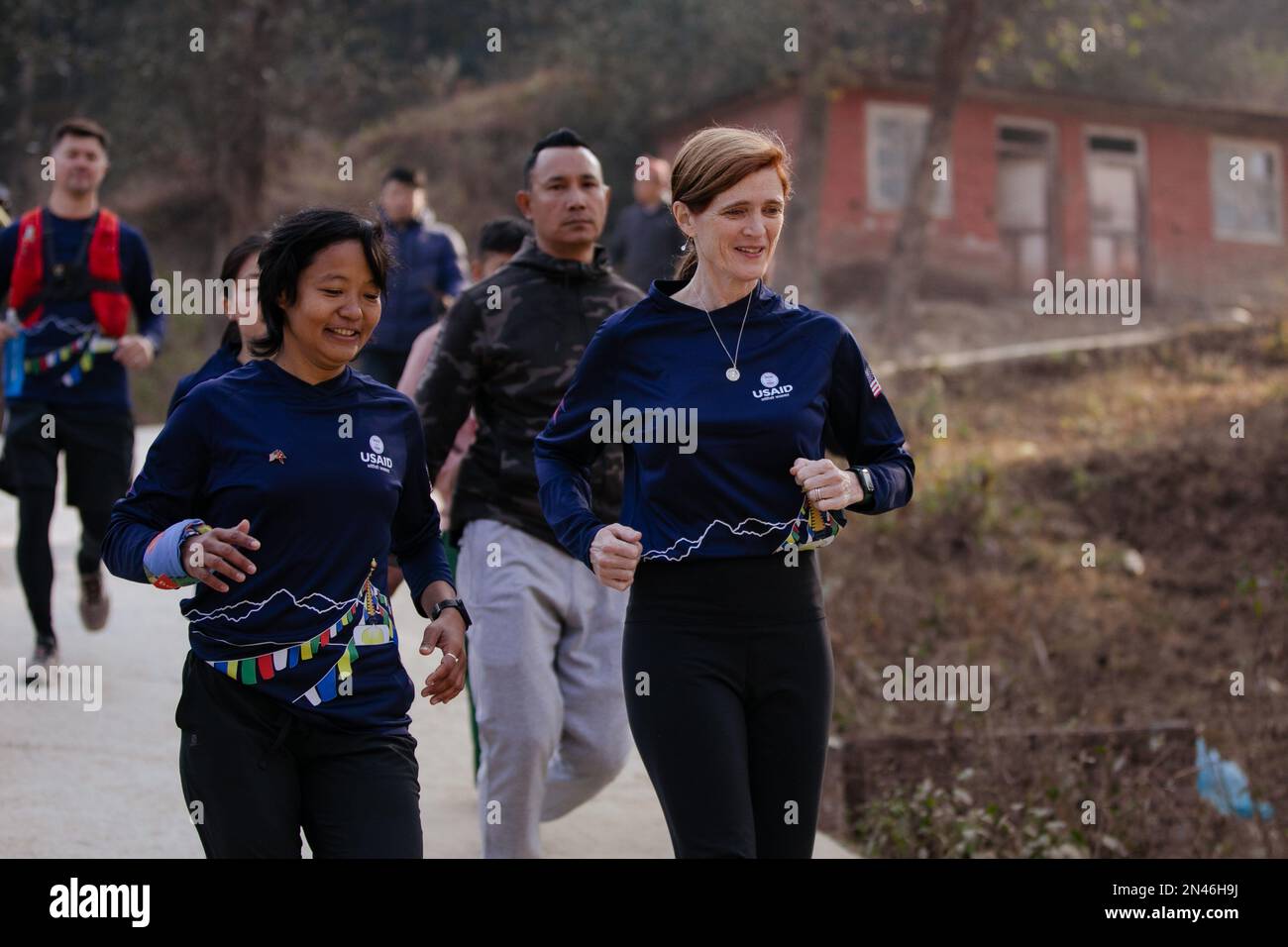 Kathmandu, Nepal. 08. Februar 2023. Samantha Power, die Leiterin der US-amerikanischen Agentur für internationale Zusammenarbeit USAID, läuft mit der nepalesischen Testläuferin Mira Rai und ihrem Team bei Trail Running Trails, Jugdol. USAID Trade and Competitiveness, eine mit $18,9 Mio. EUR ausgestattete Tätigkeit, unterstützt den Privatsektor und kleine Unternehmen bei der Mobilisierung von Investitionen in Nepal, um dessen Wettbewerbsfähigkeit zu steigern, wobei die Sektoren mit hohem Potenzial, Tourismus, Agrarverarbeitung und digitale Dienstleistungen, im Mittelpunkt stehen. (Foto: Prabin Ranabhat/SOPA Images/Sipa USA) Guthaben: SIPA USA/Alamy Live News Stockfoto