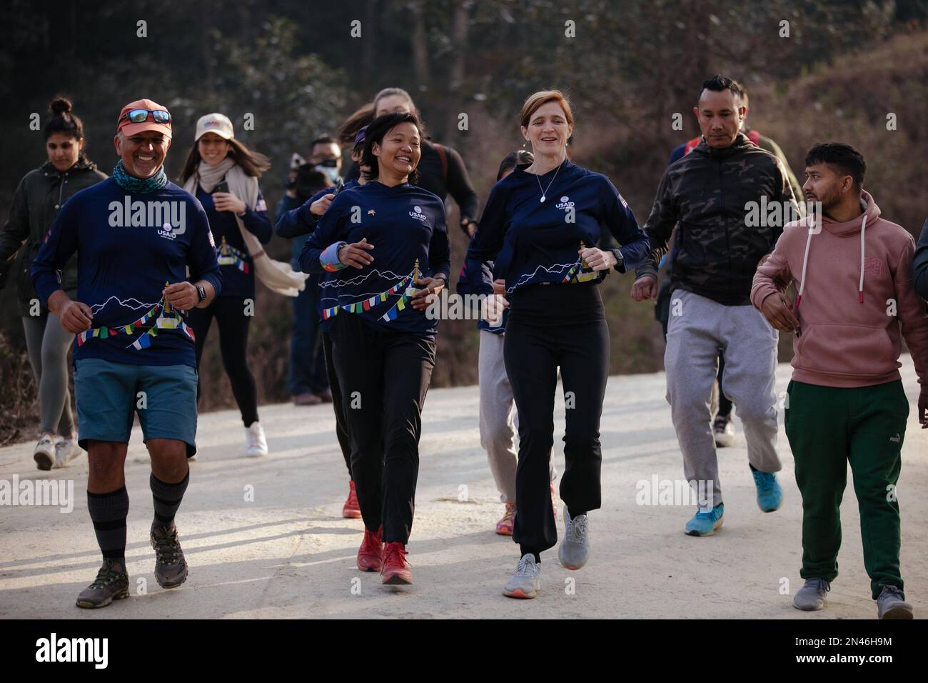 Kathmandu, Nepal. 08. Februar 2023. Samantha Power, die Leiterin der US-amerikanischen Agentur für internationale Zusammenarbeit USAID, läuft mit der nepalesischen Testläuferin Mira Rai und ihrem Team bei Trail Running Trails, Jugdol. USAID Trade and Competitiveness, eine mit $18,9 Mio. EUR ausgestattete Tätigkeit, unterstützt den Privatsektor und kleine Unternehmen bei der Mobilisierung von Investitionen in Nepal, um dessen Wettbewerbsfähigkeit zu steigern, wobei die Sektoren mit hohem Potenzial, Tourismus, Agrarverarbeitung und digitale Dienstleistungen, im Mittelpunkt stehen. (Foto: Prabin Ranabhat/SOPA Images/Sipa USA) Guthaben: SIPA USA/Alamy Live News Stockfoto