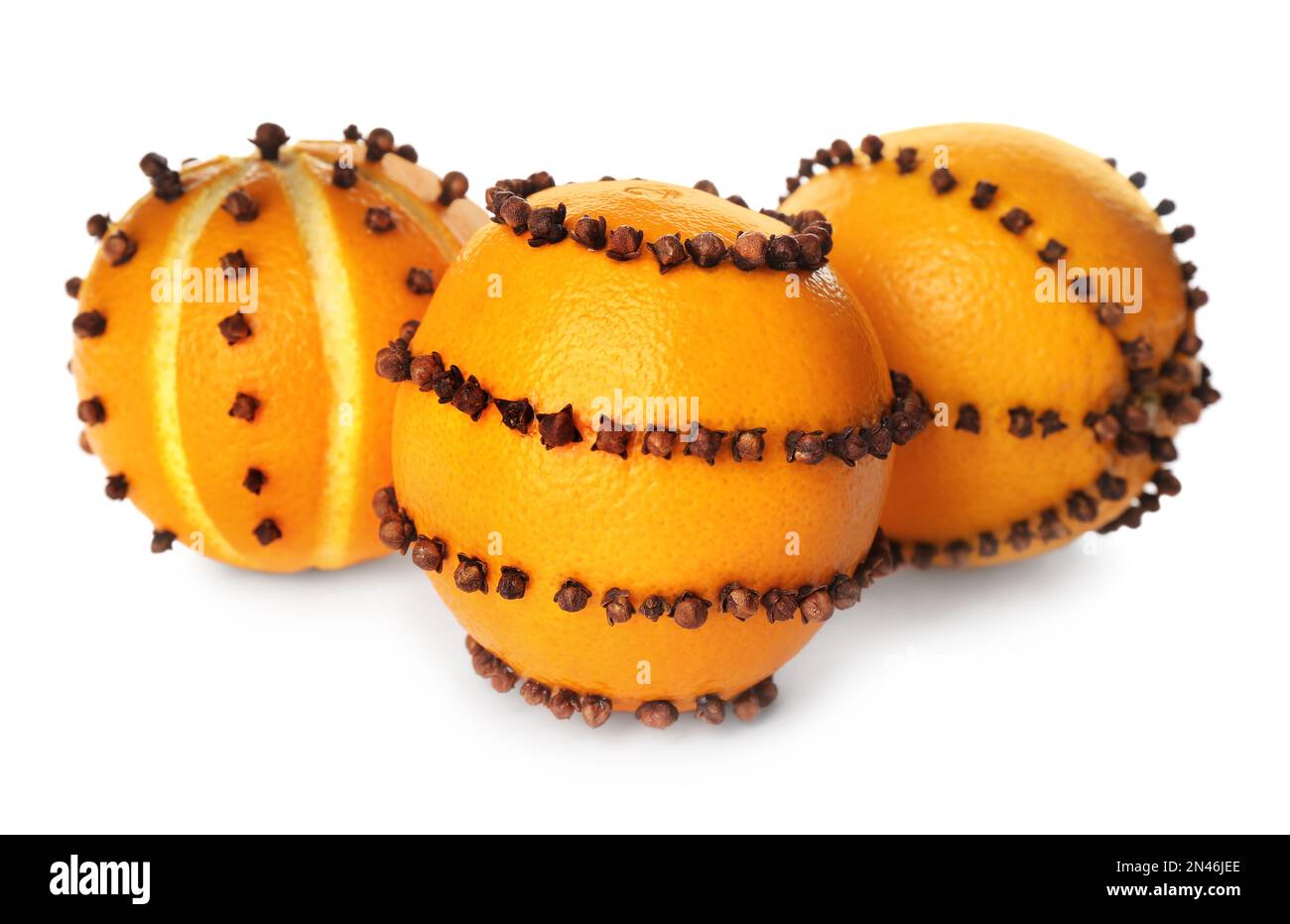 Pomander-Kugeln aus frischen Orangen und Nelken auf weißem Hintergrund Stockfoto