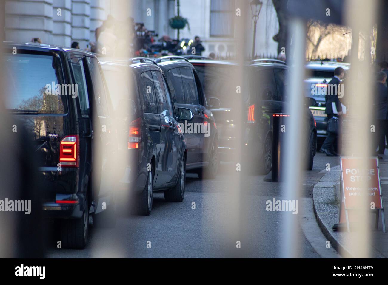 London, Vereinigtes Königreich - 8. Februar 2023: Fahrzeuge mit Präsident Volodymyr Zelensky, während er seinen ersten Besuch im Vereinigten Königreich seit der russischen Invasion unternimmt. Kredit: Sinai Noor/Alamy Live News Stockfoto