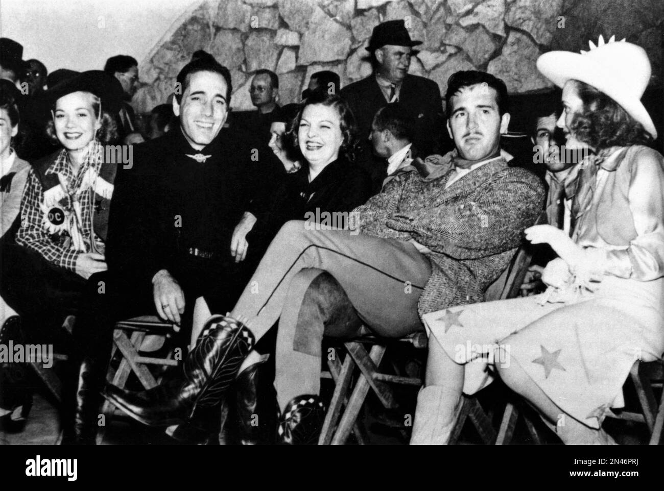 JANE WYMAN HUMPHREY BOGART und seine Frau MAYO METHOT und JOHN PAYNE waren offen auf dem Pressejunket/der Premiere in Virginia City, Nevada, im März 1940 bei MICHAEL CURTIZ Warner Bros., 1940 Director IN VIRGINIA CITY Stockfoto