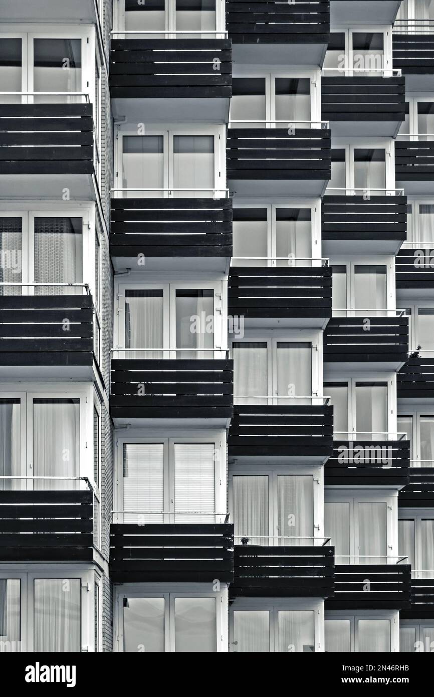 Abstraktes Schwarz-Weiß-Foto von der Fassade des einheitlich gestalteten Apartmentblocks mit Balkonen Stockfoto