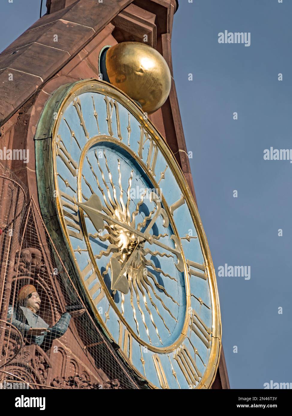Nahaufnahme der Uhr Männleinlaufen in der Nürnberger Kirche unserer Dame Stockfoto