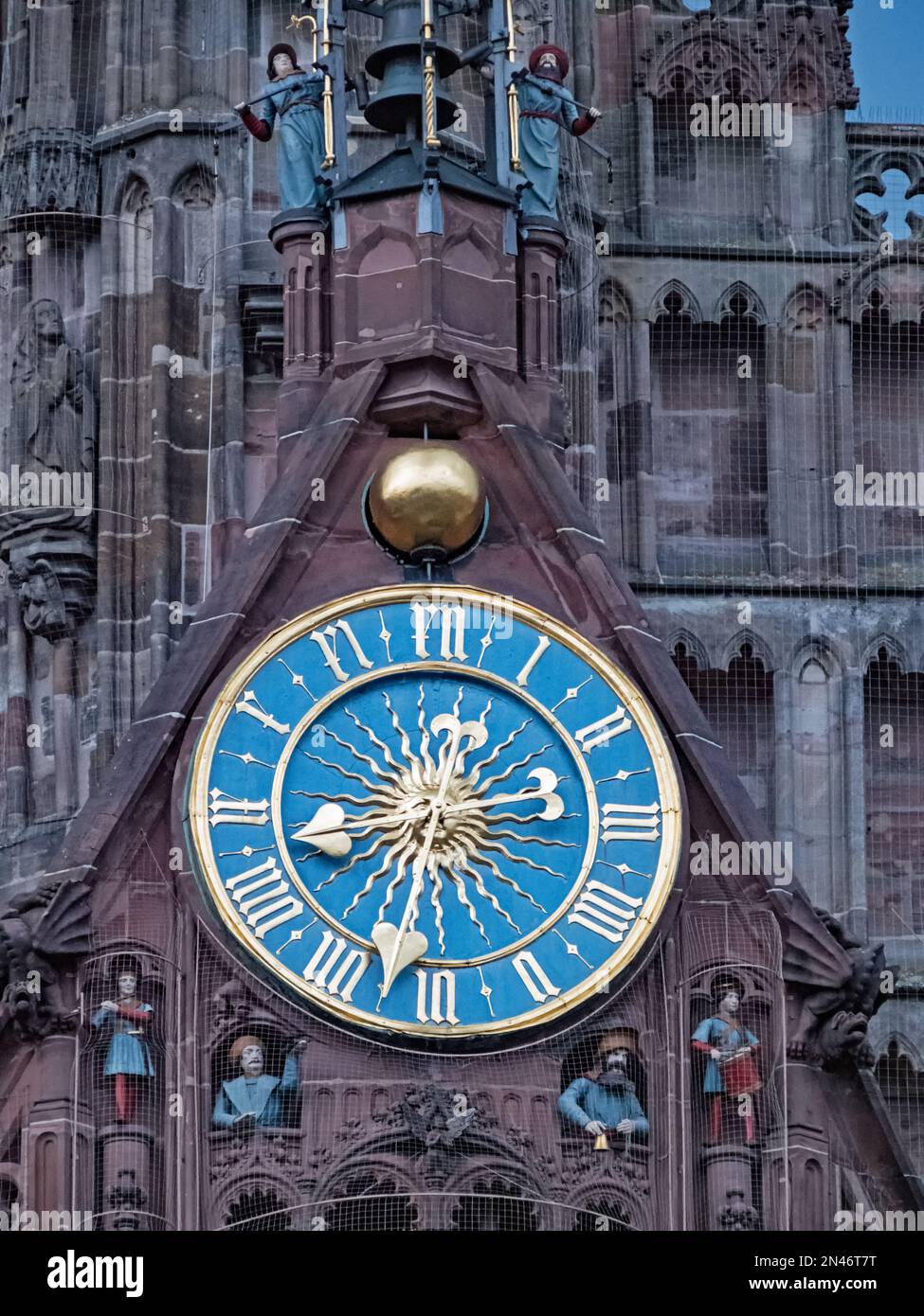 Nahaufnahme der Uhr Mannleinlaufen an der Frauenkirche Nürnberg Stockfoto