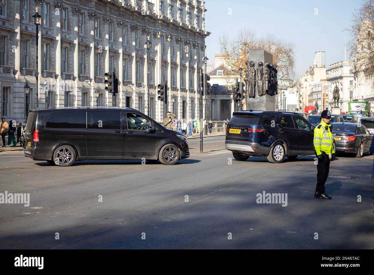 London, Vereinigtes Königreich - 8. Februar 2023: Fahrzeuge mit Präsident Volodymyr Zelensky, während er seinen ersten Besuch im Vereinigten Königreich seit der russischen Invasion unternimmt. Kredit: Sinai Noor/Alamy Live News Stockfoto