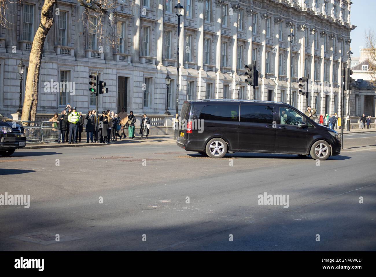 London, Vereinigtes Königreich - 8. Februar 2023: Fahrzeuge mit Präsident Volodymyr Zelensky, während er seinen ersten Besuch im Vereinigten Königreich seit der russischen Invasion unternimmt. Kredit: Sinai Noor/Alamy Live News Stockfoto