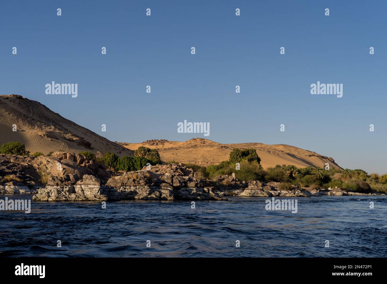 Eine wunderschöne Landschaft des Nils in der Nähe der Wüste an einem sonnigen Morgen Stockfoto