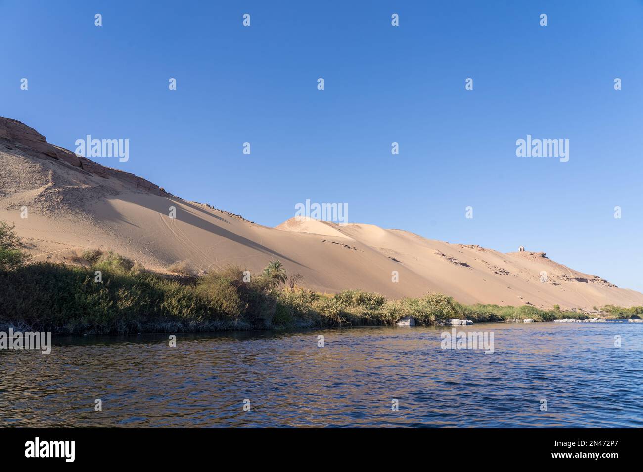 Eine wunderschöne Landschaft des Nils in der Nähe der Wüste an einem sonnigen Morgen Stockfoto