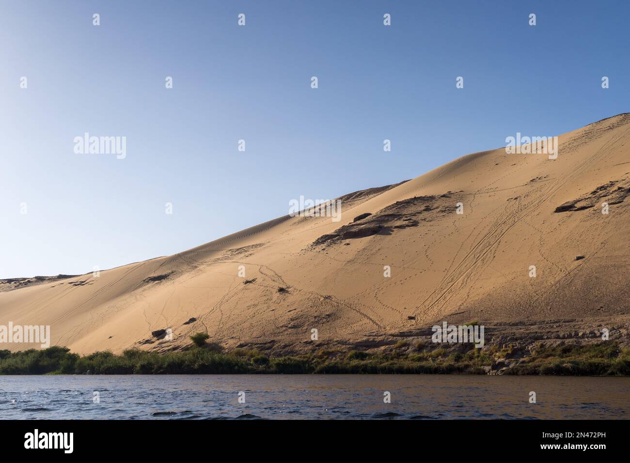 Eine wunderschöne Landschaft des Nils in der Nähe der Wüste an einem sonnigen Morgen Stockfoto