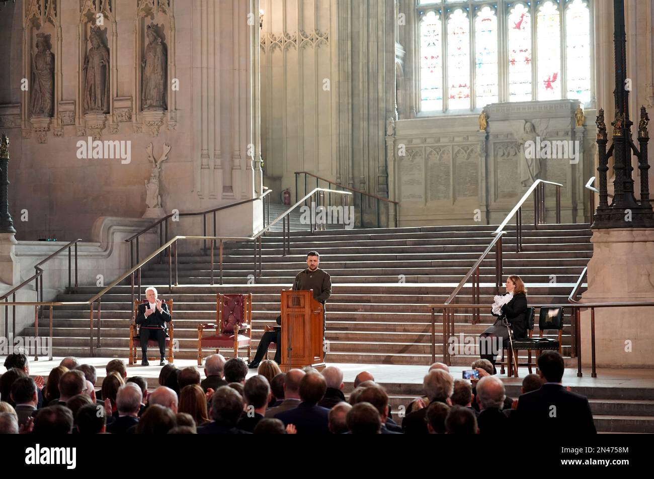 Der ukrainische Präsident Volodymyr Zelensky spricht während seines ersten Besuchs im Vereinigten Königreich seit der russischen Invasion der Ukraine in Westminster Hall in London vor Parlamentariern. Stockfoto