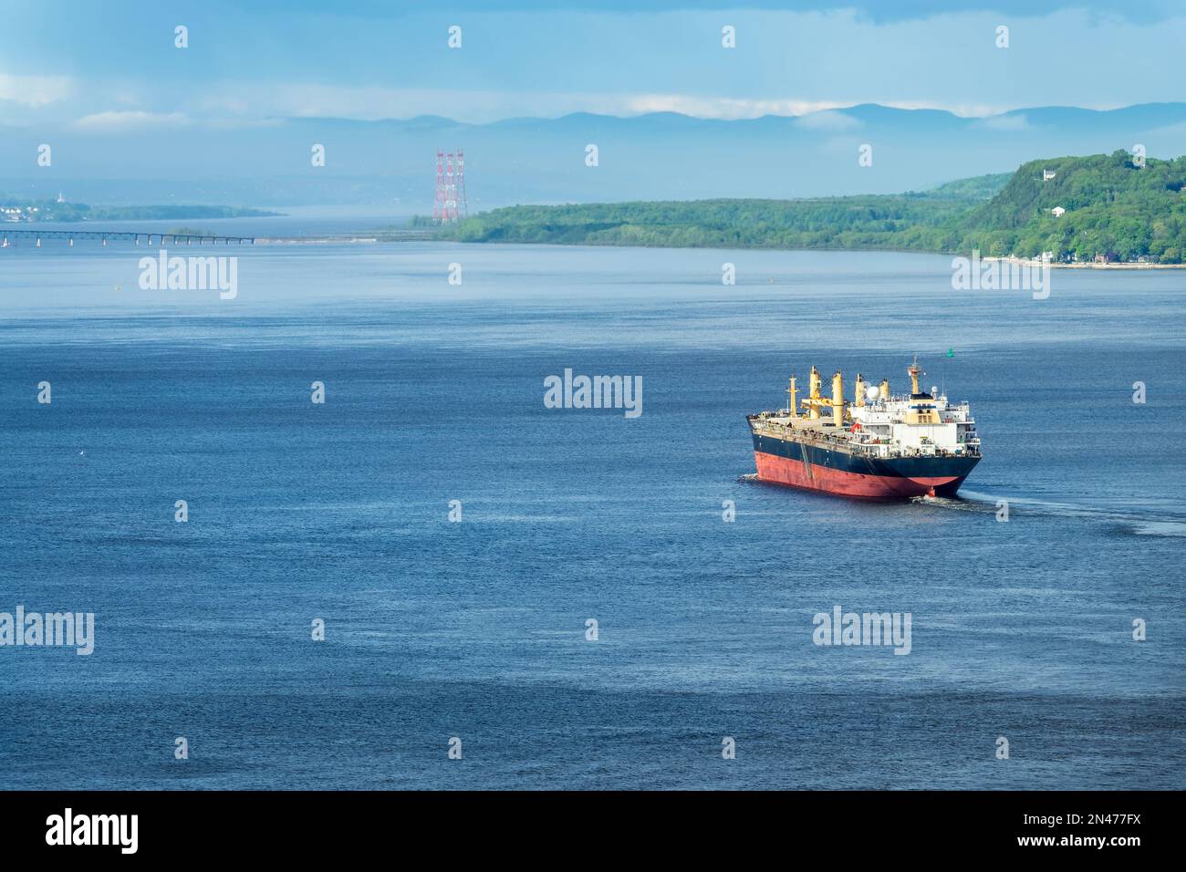 Containerschiff auf dem St. Lawrence River in Quebec, Kanada Stockfoto